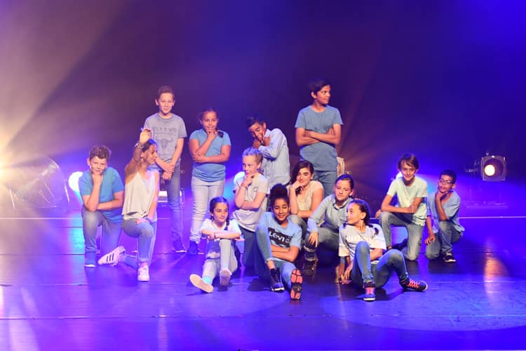 Enfants sur scène à la fin d'un spectacle de danse